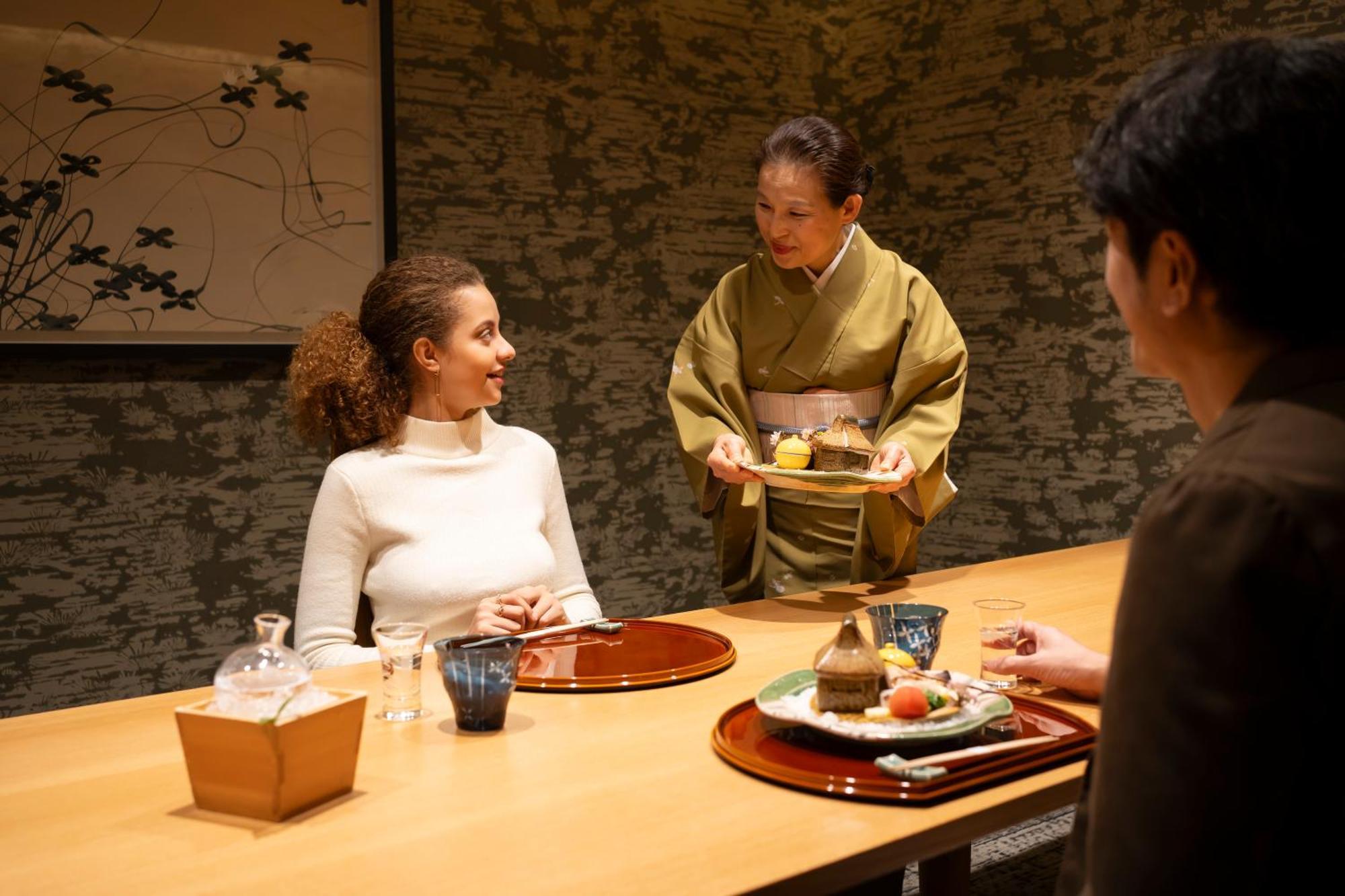 Hotel Associa Shizuoka Dış mekan fotoğraf A woman serving tea at a Japanese restaurant