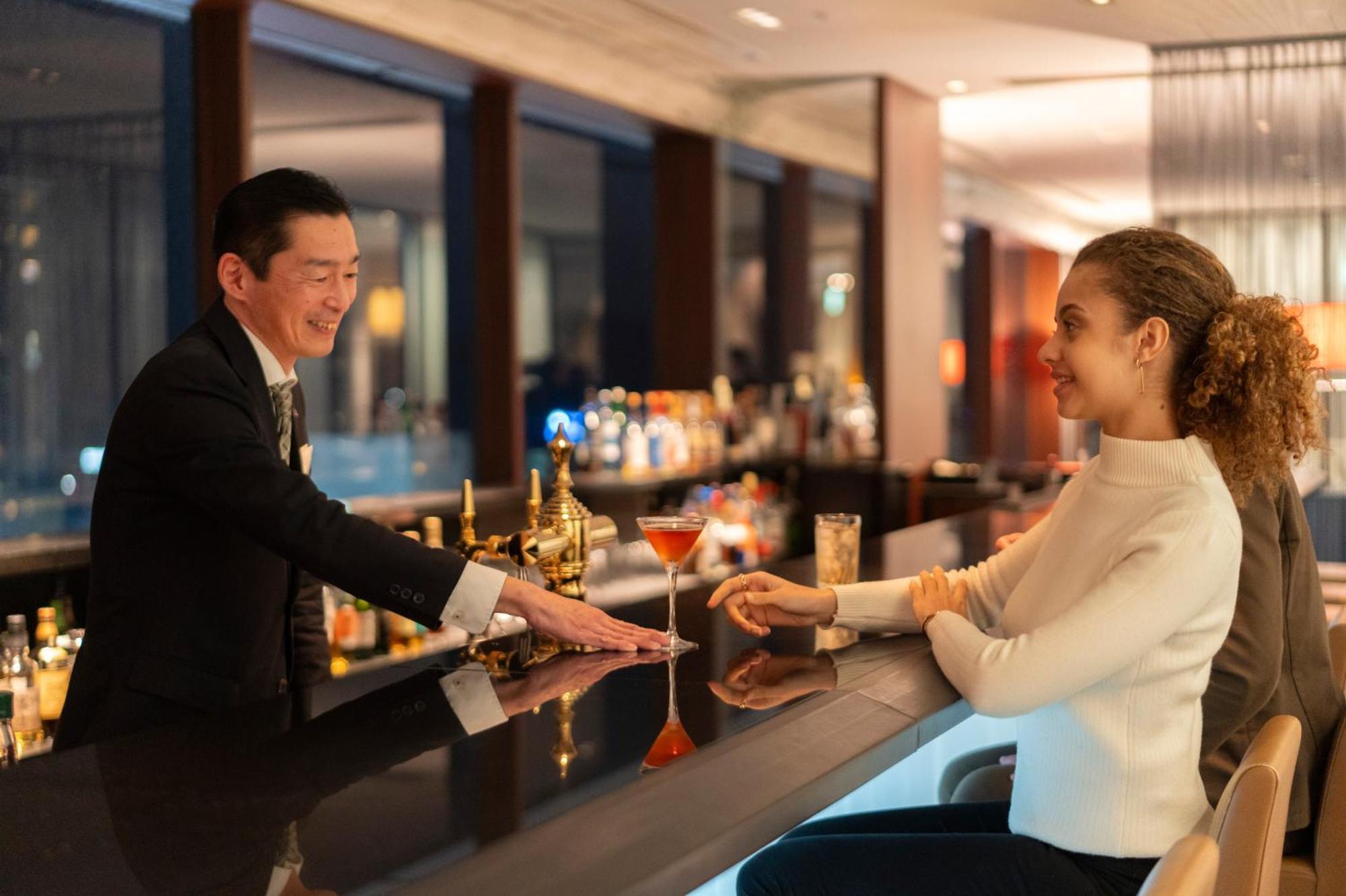 Hotel Associa Shizuoka Dış mekan fotoğraf A bartender serving a guest