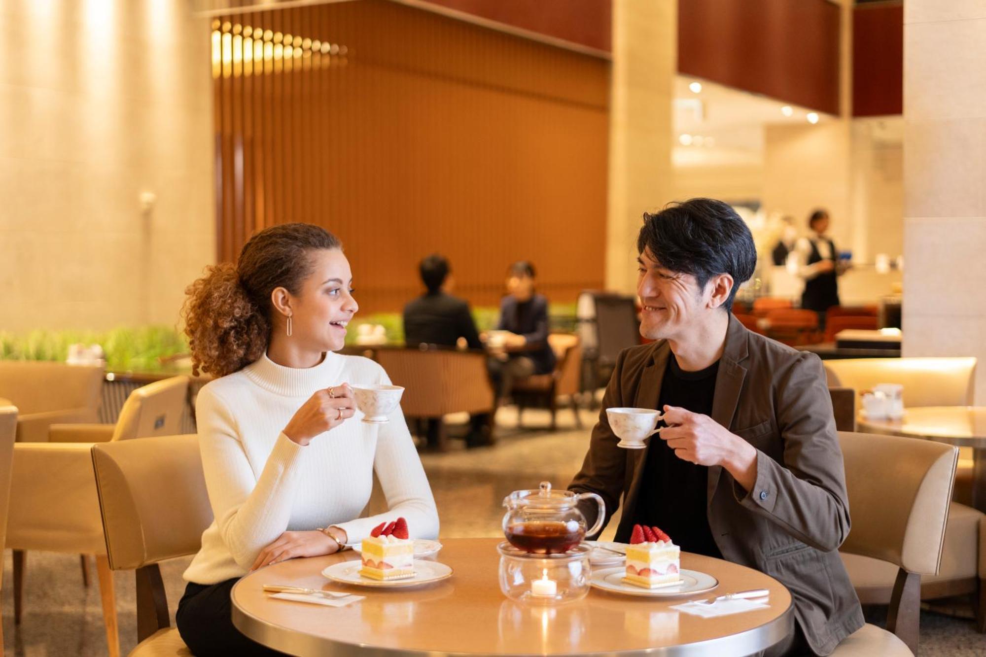 Hotel Associa Shizuoka Dış mekan fotoğraf A couple at the lounge